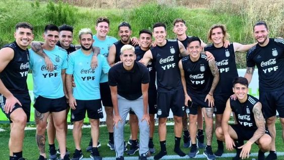 Ernesto Fontanet junto a la Selección Argentina sub 23. Foto: Instagram.