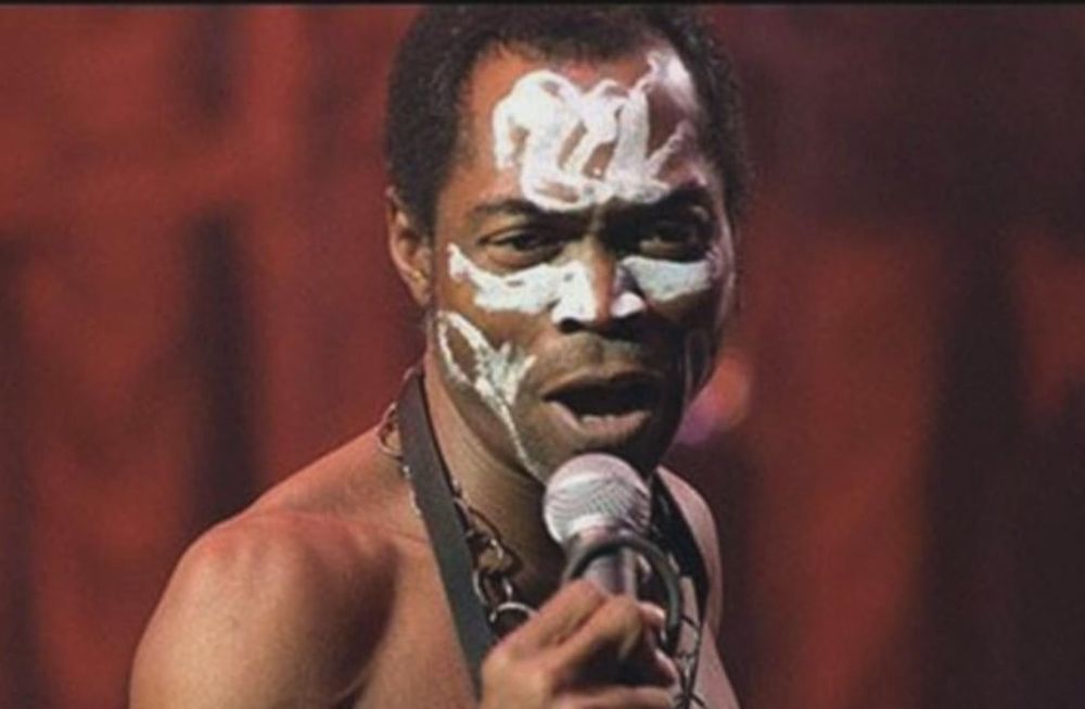 La vida desbordada en sexo, música y política de Fela Kuti: creador del afrobeat