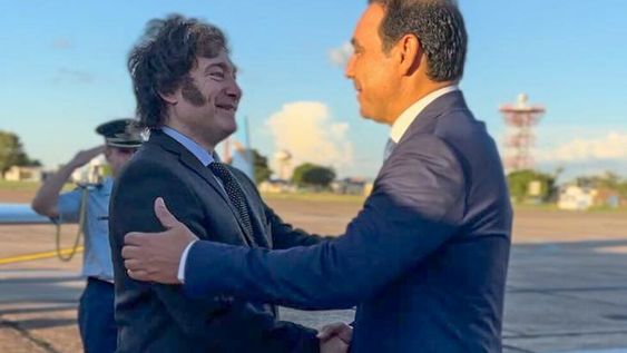 Milei fue recibido por el gobernador de Corrientes (Redes sociales).