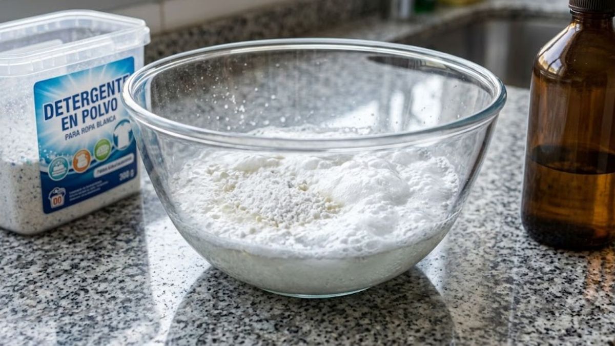 Mezclar agua oxigenada y jabón en polvo: por qué se recomienda esta fusión y para qué sirve
