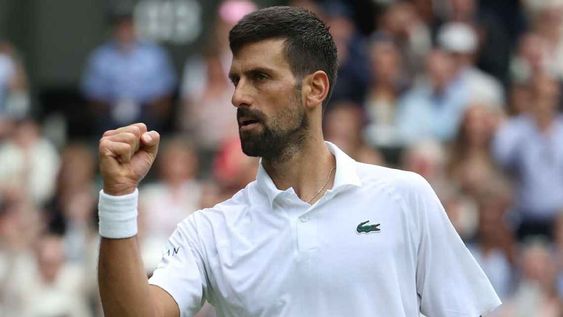 TENIS. Con Federer en el palco real, Djokovic ganó un partidazo y acecha su récord en Wimbledon.&nbsp;
