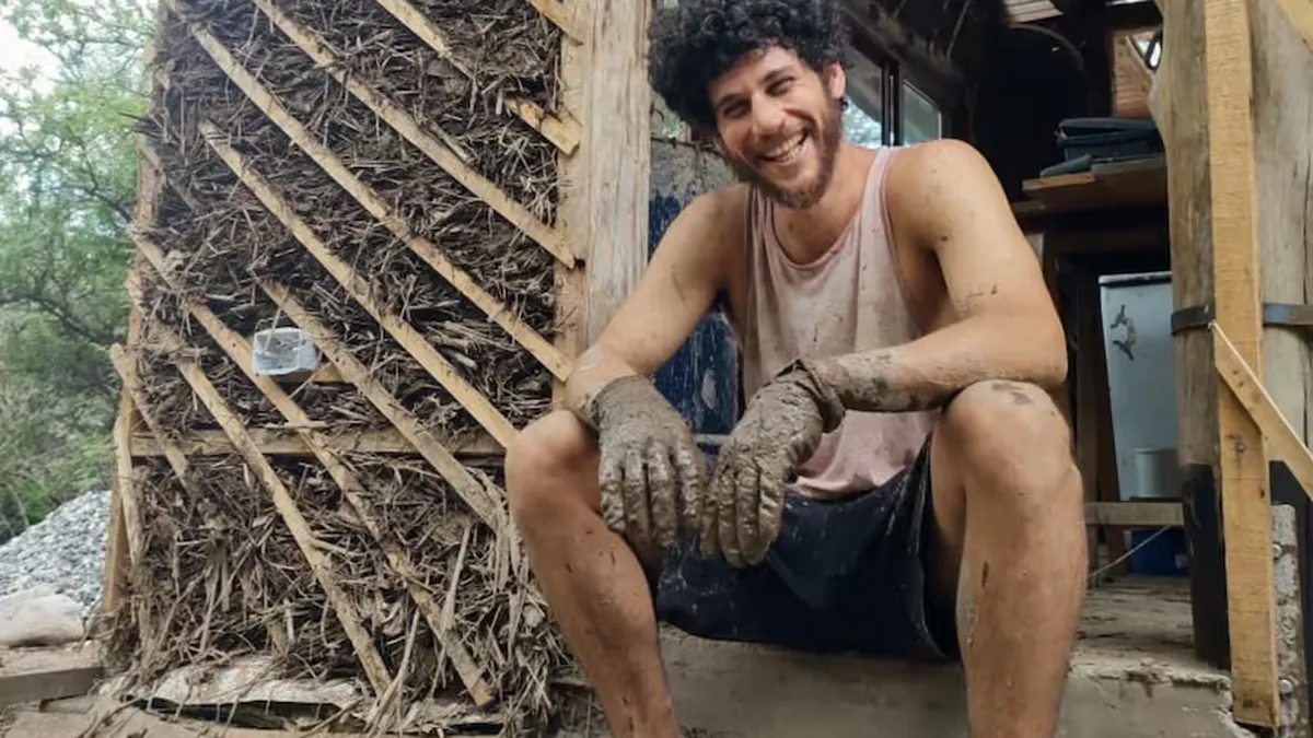 Así es la casa hecha de barro de Momo, el hijo de Julian Weich al que tildan de hippie: paredes al natural