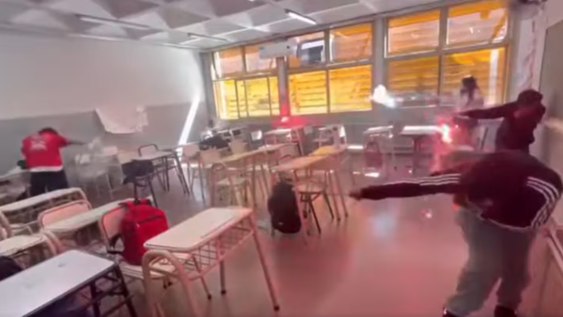 Preocupación en una escuela de Catamarca por el uso de bengalas dentro del aula.