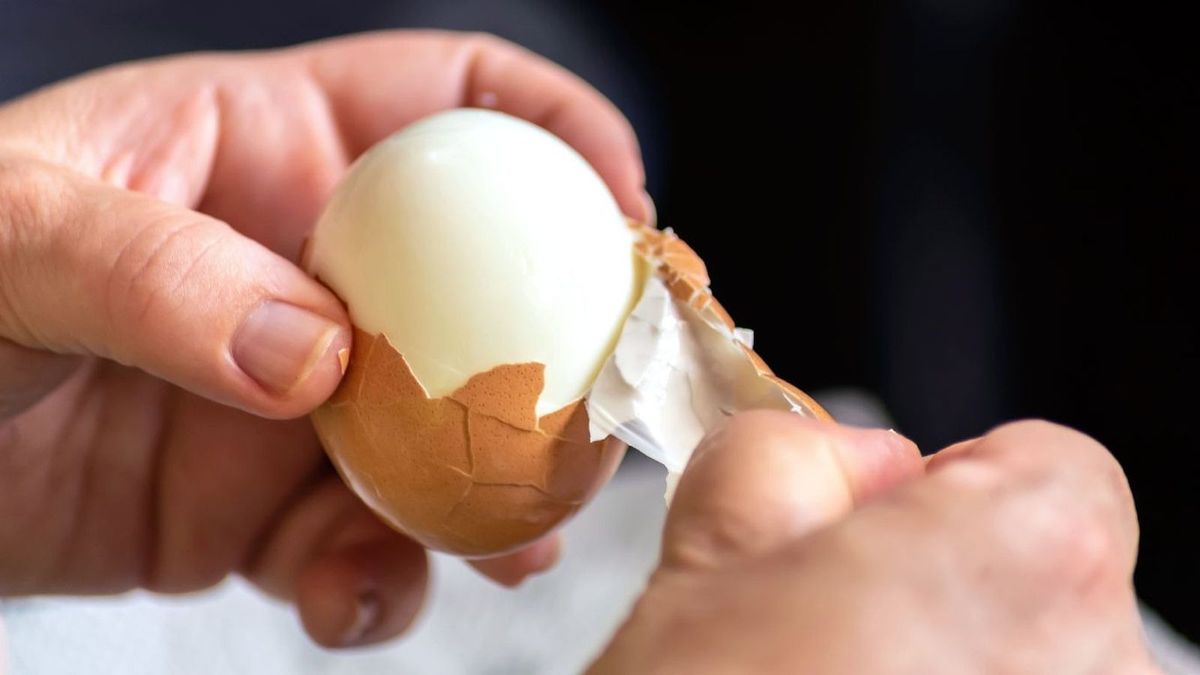 La cáscara se desprende sola del huevo: un truco para que incluso los huevos frescos se pelen fácilmente