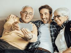 la psicologia dice que los padres que no pueden dejar de ayudar a sus hijos adultos no estan demostrando amor, sino que inconscientemente se estan protegiendo