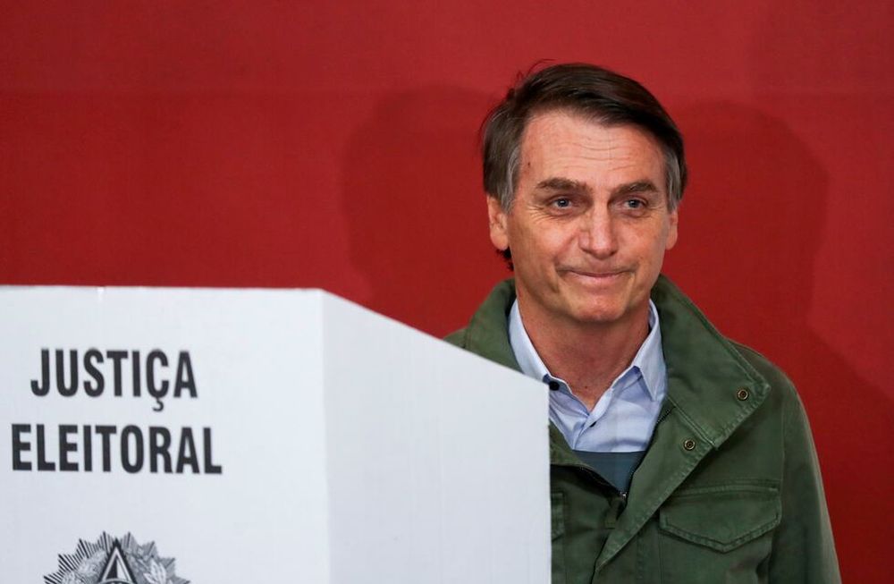 Locura por Bolsonaro tras emitir su voto en Río de Janeiro