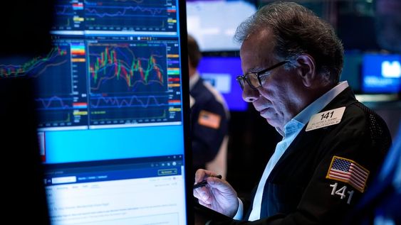 ARCHIVO - El corredor Sal Suarino trabaja en la Bolsa de Valores el miércoles 1 de noviembre de 2023, en Nueva York. (AP Foto/Richard Drew, Archivo)