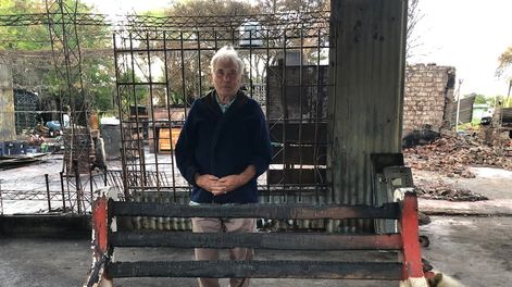 Ángel, el vecino e la localidad El Cimarrón (Entre Ríos) que en diciembre perdió su local y parte de su casa; y que logró reabrirlo con la ayuda de usuarios de Twitter. Foto: Twitter @emelina_aa