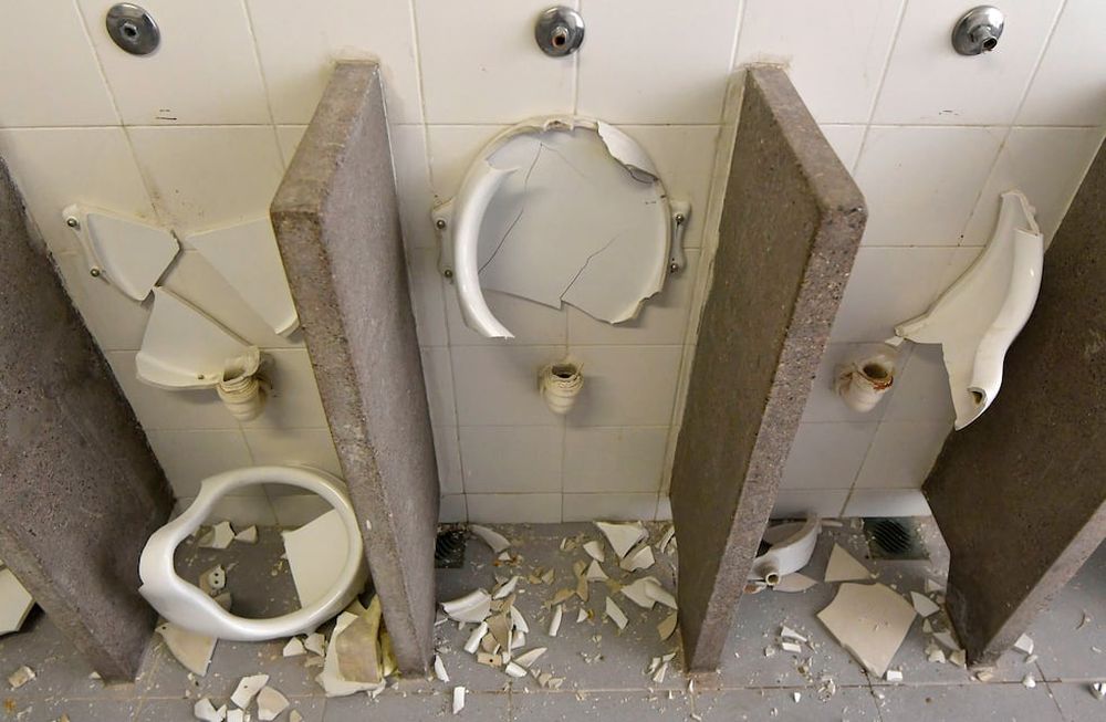 Unos 500 hinchas se enfrentaron con la Policía de Mendoza y rompieron canteros, inodoros, puertas y mingitorios de baños, del estadio Malvinas Argentinas. Foto: Orlando Pelichotti