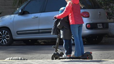 Advierten sobre alto nivel de faltas en la conducción de monopatines eléctricos en Mendoza. Hoy en el microcentro.Foto:  Orlando Pelichotti