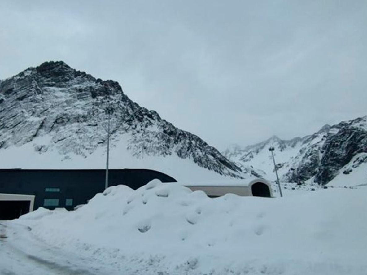 Complejo Los Libertadores se mantiene CERRADO debido a la inestabilidad en las condiciones meteorológicas en la alta montaña . Foto: archivo X / @PasoCRMza