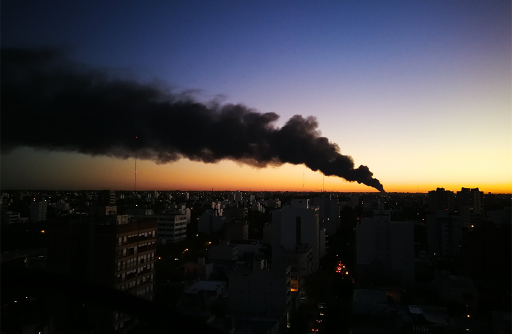 Impresionante incendio en una fábrica textil de las afueras de La Plata