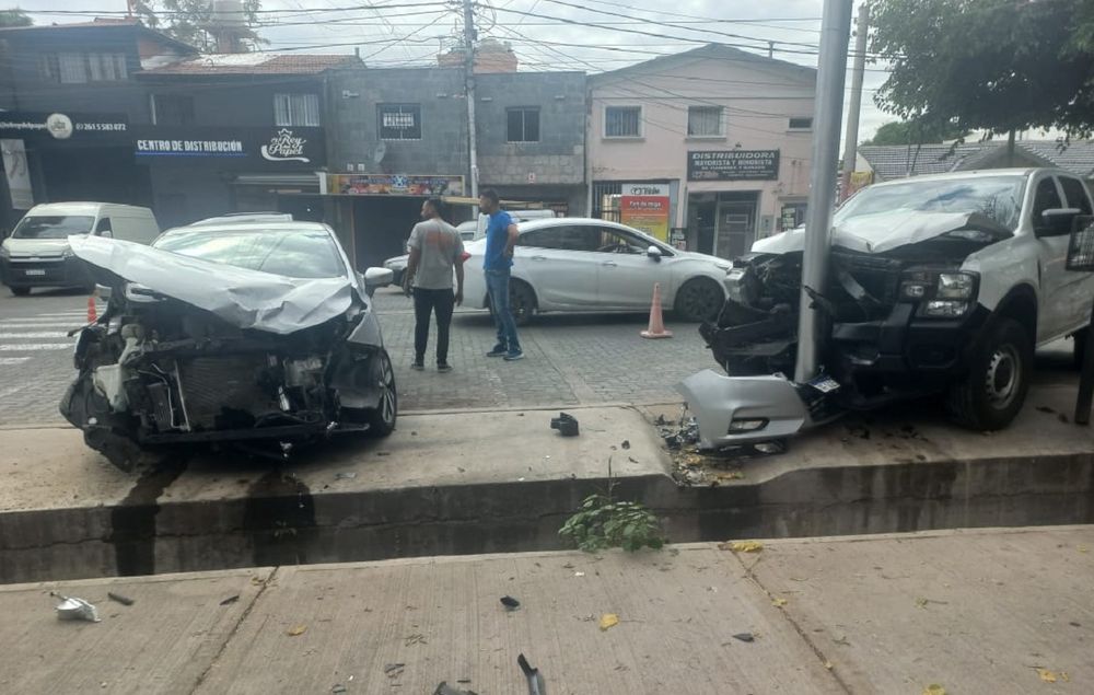 Intentó robar una camioneta, forcejeó con una mujer y chocó a un auto y contra un poste en Las Heras