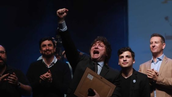 Milei viajó a La Plata y recibió la presidencia honoraria del partido en el Teatro Bar.