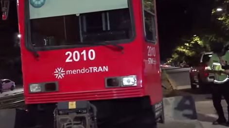 Una dupla del metrotranvía descarriló en la rotonda de Pedro Molina y Belgrano de Ciudad e investigan las causas del hecho.