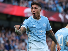 Con un tiro libre esquinado, Enzo Fernández anotó su primer tanto en el triunfo 5-3 de Manchester City.