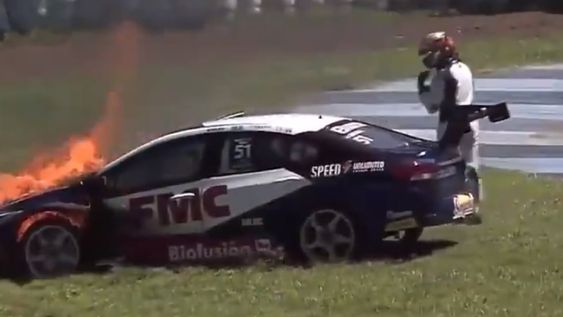 La parte delantera del Chevrolet de José Manuel Urcera sufrió un incendio durante la carrera clasificatoria del Súper TC2000 en el autódromo de Río Cuarto.
