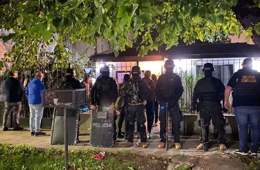 Detienen al pedófilo más buscado del país: las escalofriantes fotos del allanamiento de su casa