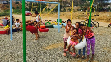 convirtieron neumaticos que iban a la basura en juegos para chicos y terminaron transformando un basural en un parque