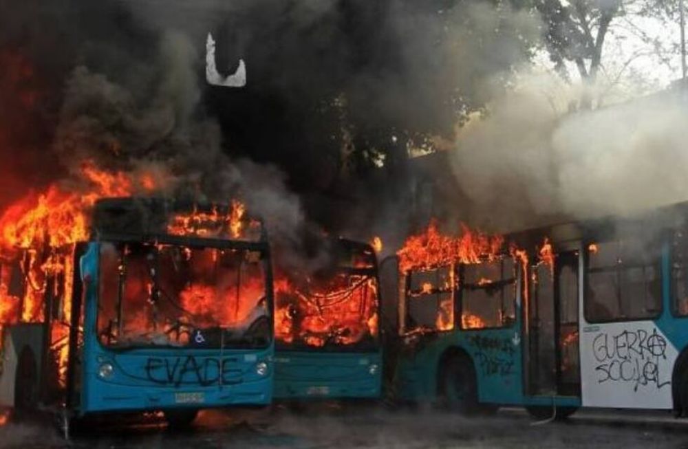Varios colectivos terminaron prendidos fuego, por estudiantes chilenos que protestaron en las principales calles de Santiago de Chile.