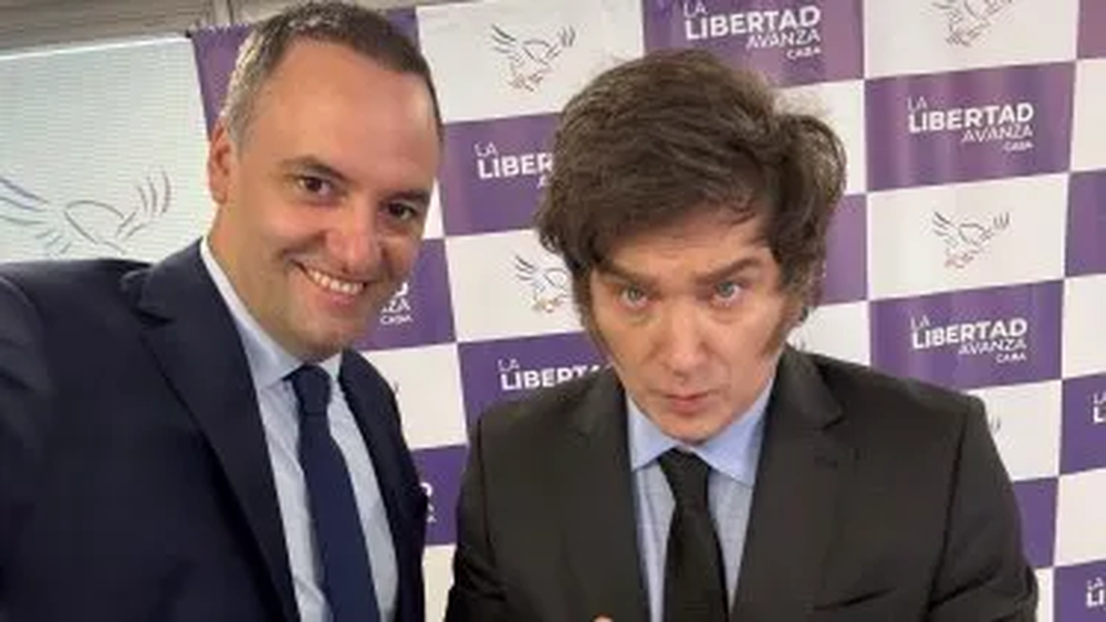 Milei junto a su nuevo jefe de Gabinete, Manuel Adorni.