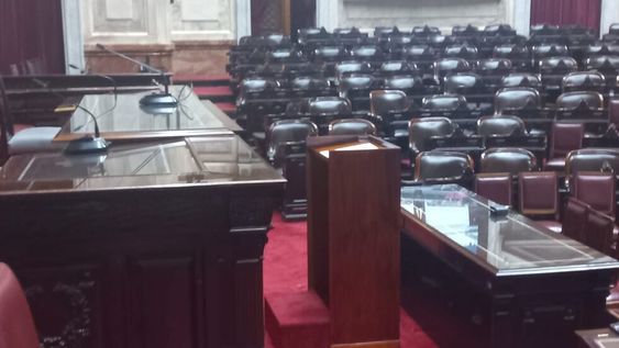El atril ya fue instalado en el recinto de la Cámara de Diputados.
