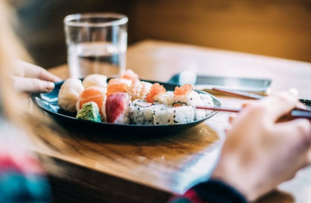 Mujer quemada con ácido en el Bombal: detuvieron a la amiga con la que fue a comer sushi