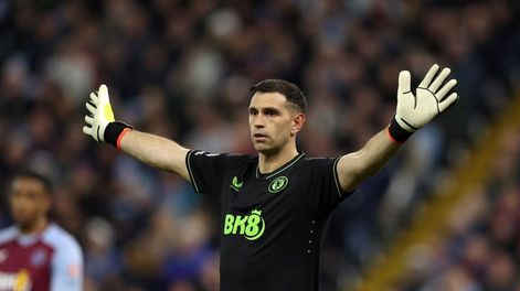 Este sábado, el Aston Villa de Dibu Martínez cayó por 2-0 ante Olympiakos por la vuelta de semifinal de la Conference League. (Getty Images)