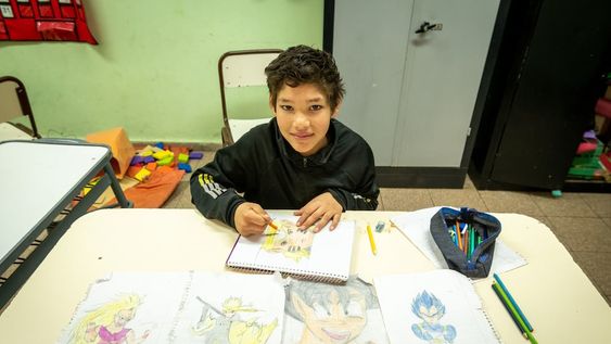 Joaquín Cáceres es fanático de las historietas de Dragon Ball Z. Cumplió el sueño de tener su computadora.Foto: Ignacio Blanco / Los Andes