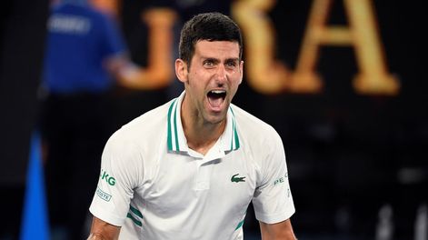 El serbio festejó por un nuevo Abierto de Australia tras vencer en la final al ruso Daniil Medvedev. /AP