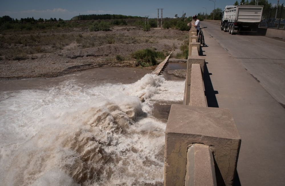 Dique CipollettiEl río Mendoza aumentó su capacidad con respecto al año pasado y se realizan maniobras porque el dique Potrerillos, que está al máximo de su capacidad, con respecto a los últimos 14 años, por esto tambien se ve mucha agua en el Dique CipollettiFoto: Ignacio Blanco / Los Andes