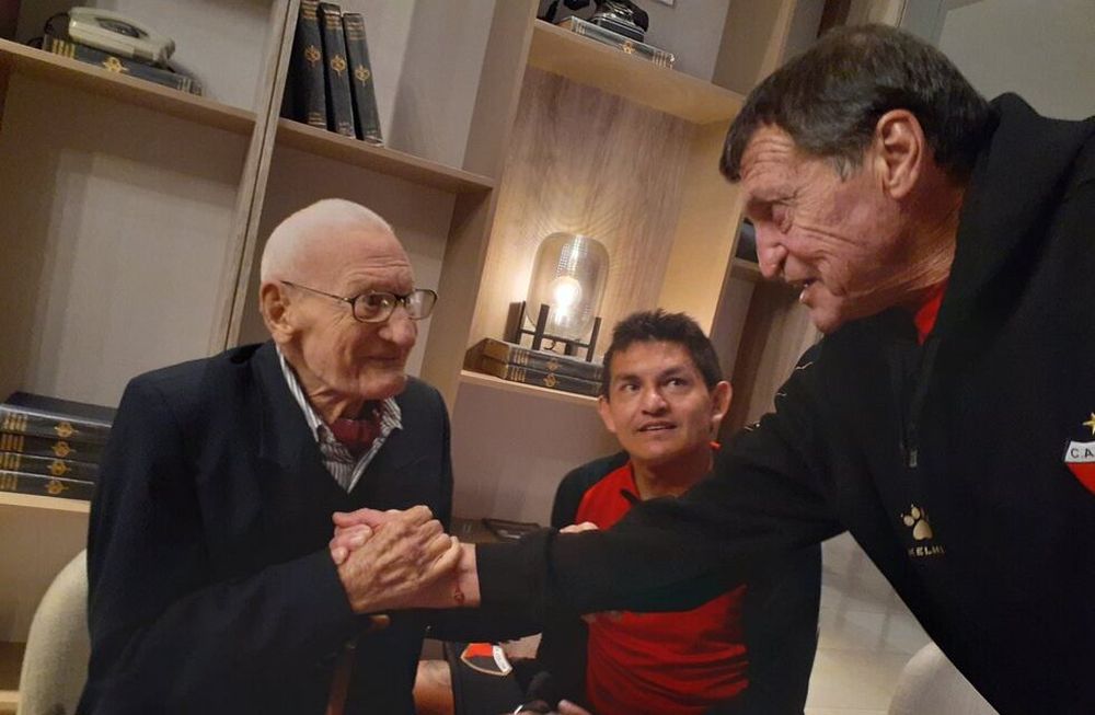Los jugadores de Colón sorprendieron a un hincha de 101 años en su cumple