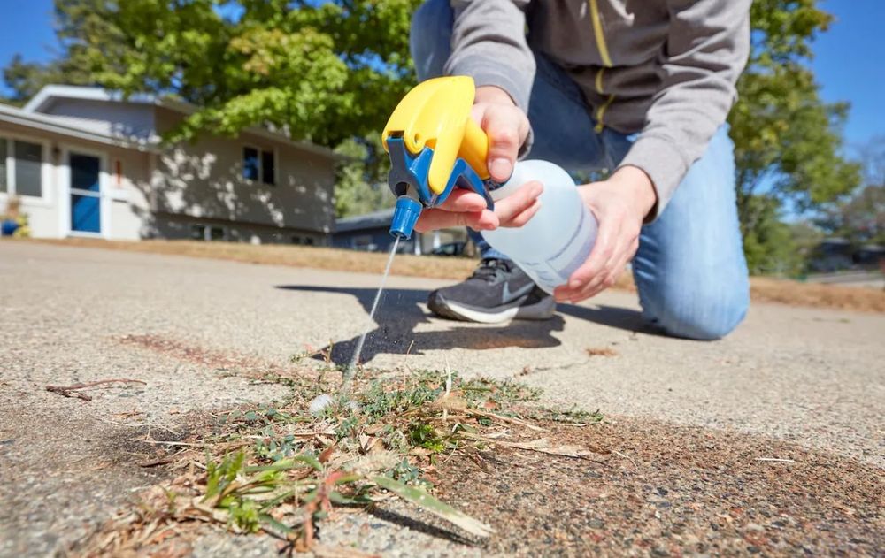 De forma periódica, el ingrediente debilita las plantas y facilita su retiro.