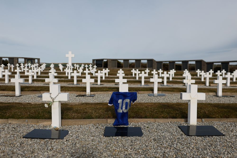 Una camiseta de la selección argentina de fútbol cubre una cruz en el Cementerio argentino de Darwin.