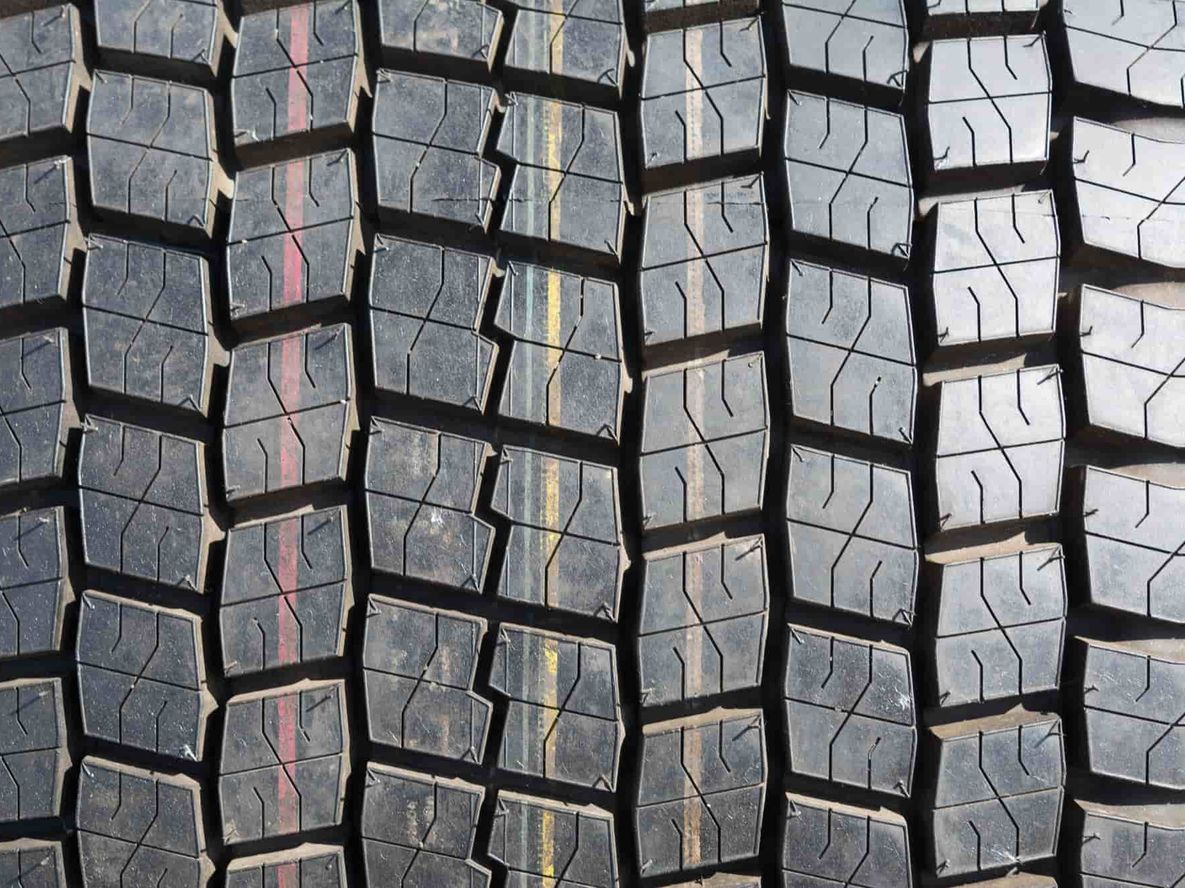 Líneas de colores en los neumáticos del auto: qué significan y para qué sirven