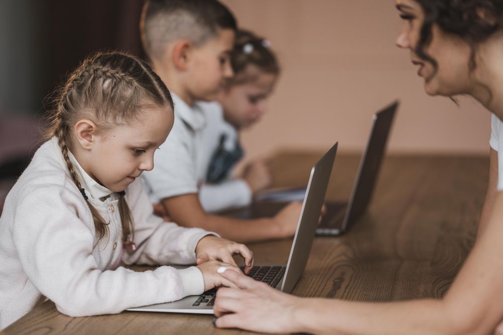 Estudiantes y docentes enfrentan el desafío de usar la tecnología en favor de la educación.
