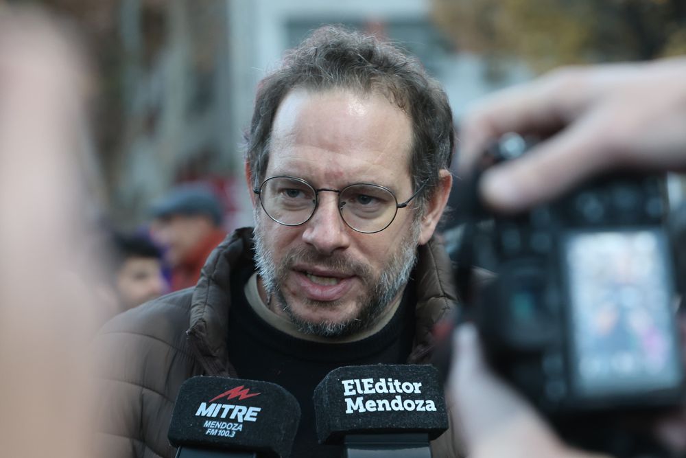 El ex legislador Lucas Ilardo estuvo entre los militantes peronistas se manifestaron en Tribunales Federales de Mendoza para protestar contra el fallo de la Corte Suprema que ratificó la condena a Cristina Kirchner por corrupción en la causa Vialidad. 