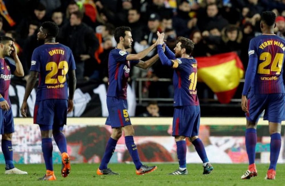 Lionel Messi saluda a Sergio Busquets, dos históricos del Barcelona. / EFE