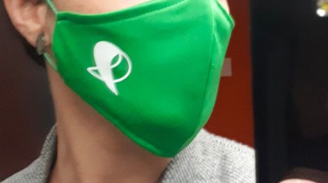 Una mujer fue golpeada por otras por llevar un tapabocas del aborto legal cuando iba en un colectivo.