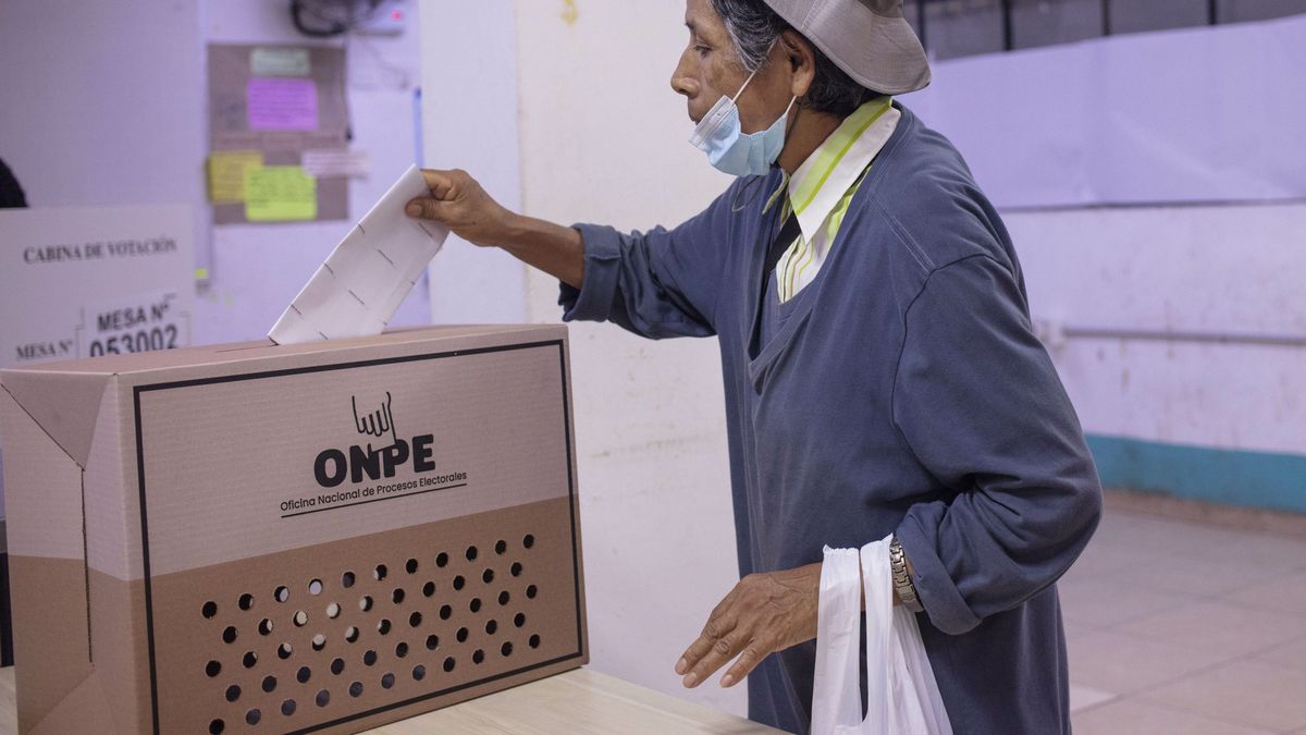 Elecciones en Perú: más de 50 mil personas votaron un día después en una jornada sin precedentes