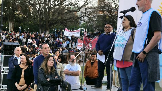 Después de la marcha que se hizo desde el predio de la UNCuyo hasta plaza Independencia, representantes de estudiantes, gremios y autoridades cerraron con discursos el acto de defensa de la educación pública contra el veto de Milei contra el financiamiento universitario. Foto: Gentileza
