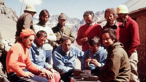Los integrantes de la Expedición Aconcagua 1978, de Dolores, provincia de Buenos Aires, ensayando con los equipos de comunicación para la transmisión radial proyectada. Sentado, primero a la izquierda, Alfredo Barragán, el líder del grupo, y a su lado, Rudy  Parra. Arriba, tercero de derecha a izquierda, el experimentado y malogrado Guillermo Vieiro, quien falleció a los 44 años en 1985 en el cerro Tupungato.