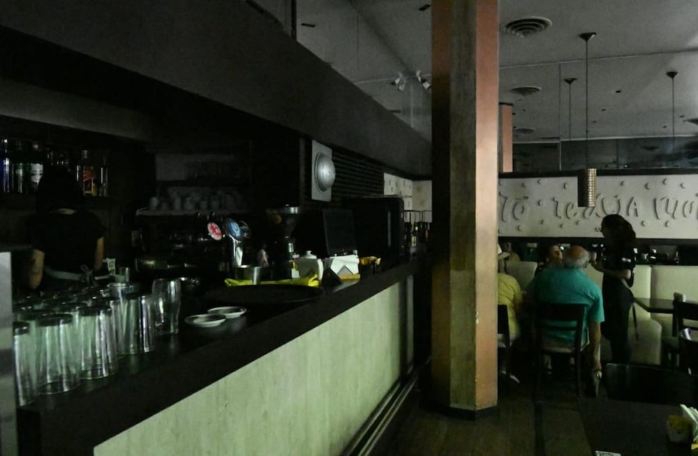 Un apagón masivo en Mendoza y varias provincias debido a un incendio que afectó a torres de alta tensión y provocó cortes de energía eléctrica en la mitad del país. Foto: Marcelo Rolland / Los Andes