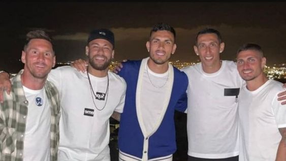 Messi junto a la estrellas del PSG: Neymar, Paredes, Di María y Verrati. La juntada de amigos fue horas antes de la noticia culé. Messi junto a la estrellas del PSG: Neymar, Paredes, Di María y Verrati. La juntada de amigos fue horas antes de la noticia culé.