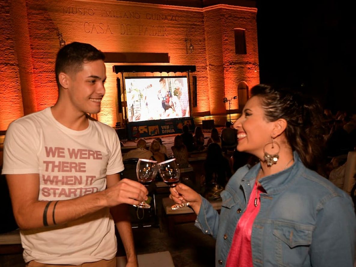 Juan Pablo y Betiana brindan felices en los jardines de Casa Fader con un malbec del Valle de Uco elaborado para el evento. Foto: Orlando Pelichotti