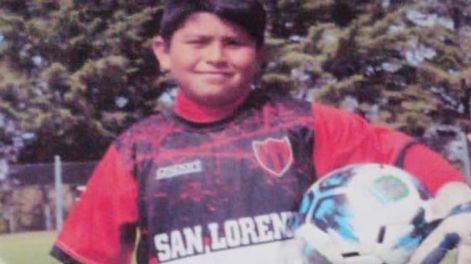 La emotiva historia del niño arquero a quien le falta un brazo y se emocionó con el gesto del Dibu Martínez Foto: Twitter @JPAlagastino