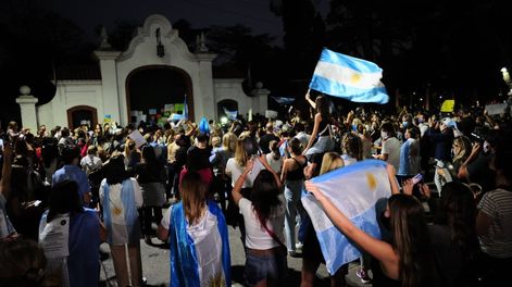 Segundo cacerolazo frente a la quinta presidencial de Olivos, después del anuncio de Alberto Fernández.Foto Clarín