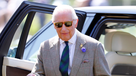 El rey Carlos III abrió una tienda en medio del Palacio de Buckingham.