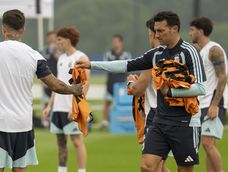 Última práctica de la Selección Argentina, con Lionel Scaloni repartiendo pecheras