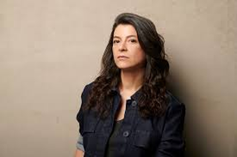 Samanta Schweblin es una escritora argentina, considerada una de las escritoras contemporáneas más destacadas de la literatura argentina y latinoamericana. Fue traducida a más de cuarenta idiomas y recibido numerosos premios internacionales.